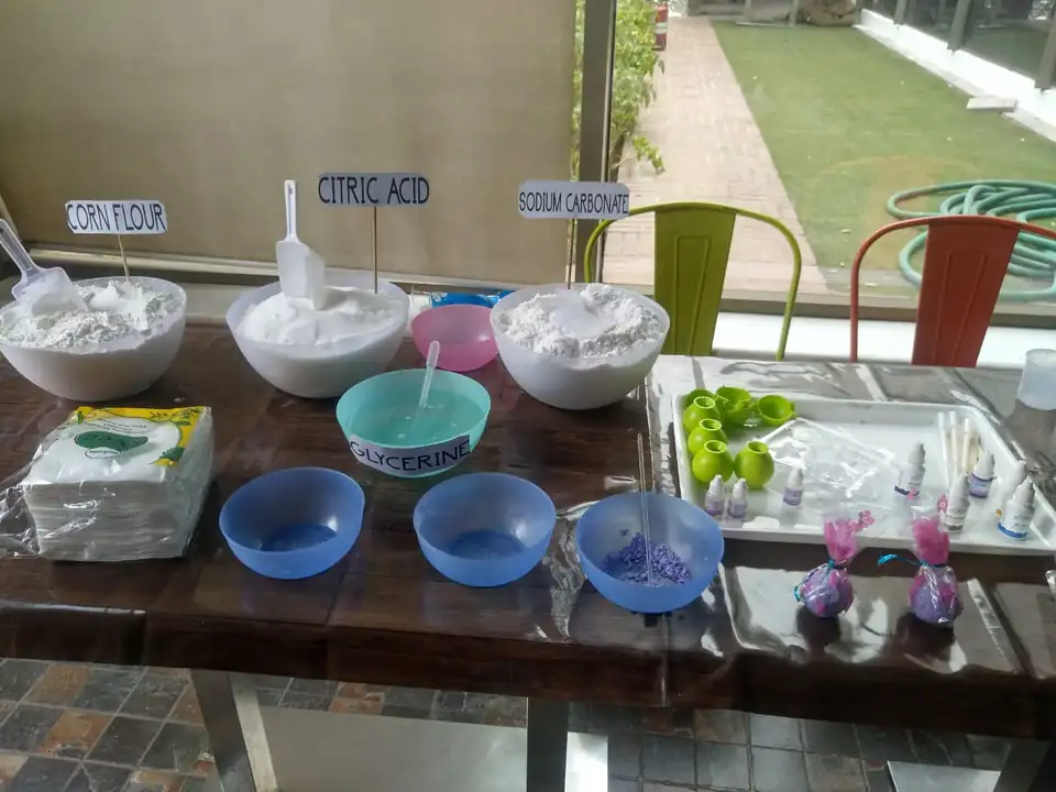 Professional Bath Bomb workshop material arrangement