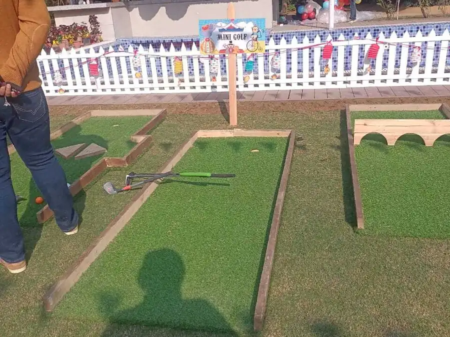 Portable mini golf lanes arranged as a modular course for an event