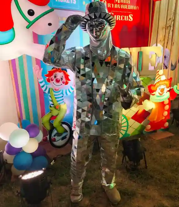 โจ Mirror Man Act & Mirror Man Costume Artists in Mumbai | Page One Memories